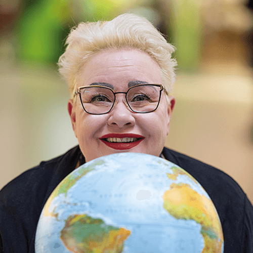 Karttapallo, jonka taustalla hymyilevä MEP Sirpa Pietikäinen 